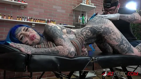 Sıcak Klipler Amber Luke gets a asshole tattoo and a good fucking gösterin