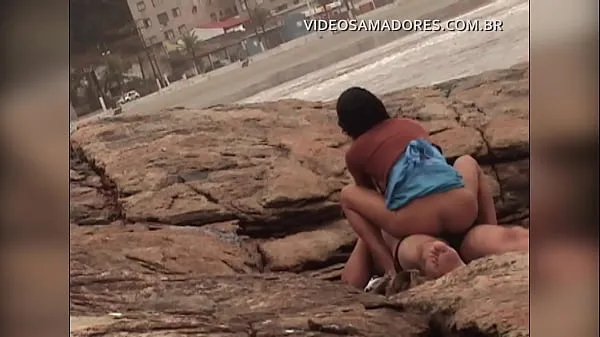 Vis Busted video shows man fucking mulatto girl on urbanized beach of Brazil varme klipp