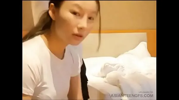 Vis Chinese girl is sucking a dick in a hotel varme Clips