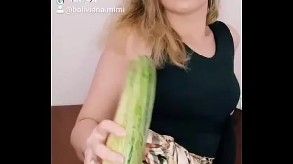 Pokaži Me when I want to stick a huge cucumber...... follow me on the t. .mimi tople posnetke