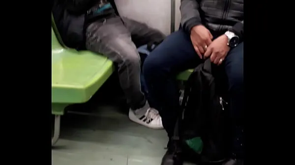 显示Sucking in the subway温暖的剪辑