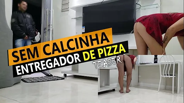 Visa Cristina Almeida receiving pizza delivery in mini skirt and without panties in quarantine varma klipp