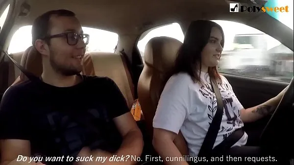 Vis Girl jerks off a guy and masturbates herself while driving in public (talk varme klipp
