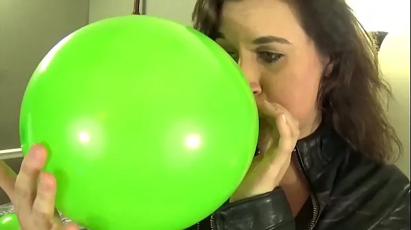 Meleg klipek megjelenítése Blowing Bubble Gum Bubbles and Balloons While Masturbating