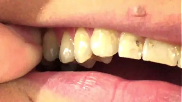 Vis Mouth Vore Close Up Of Fifi Foxx Eating Gummy Bears varme klipp