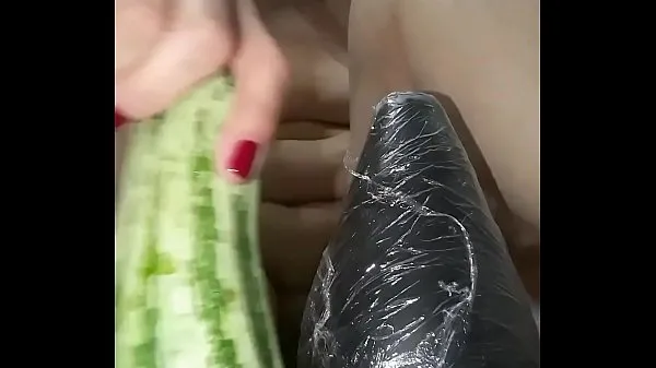 عرض The bitch isn't content with just b., she loves to bust her tail in a big thick zucchini until the edge of her ass is loose مقاطع دافئة