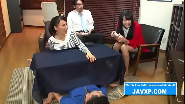Laat JAV S. Fucking Mom under Table on Game Night warme clips zien