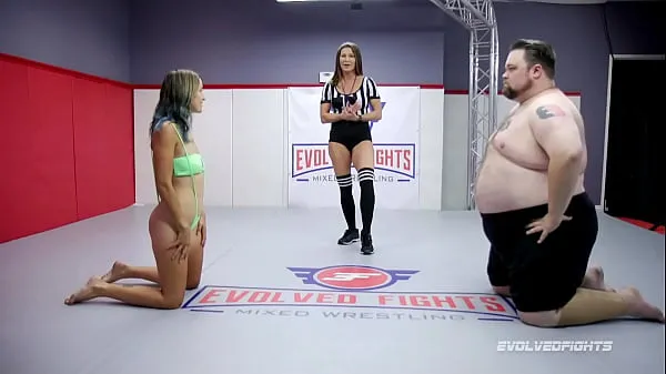 显示Mixed Wrestling Fight with Vinnie O'Neil wrestling newcomer Stacey Daniels and getting sucked温暖的剪辑