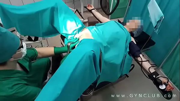 Pokaži Gynecologist having fun with the patient tople posnetke
