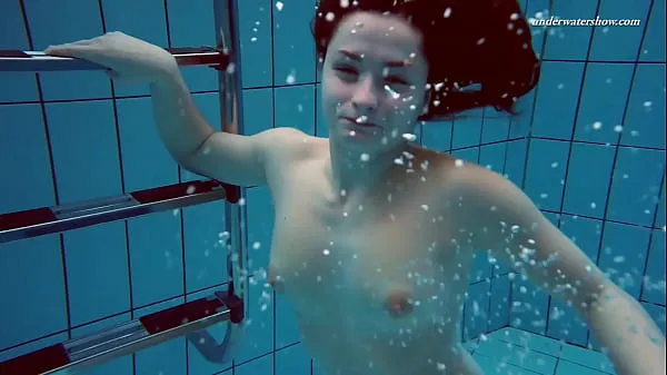 Laat Big tits teenie Liza Bubarek swimming naked in the pool warme clips zien
