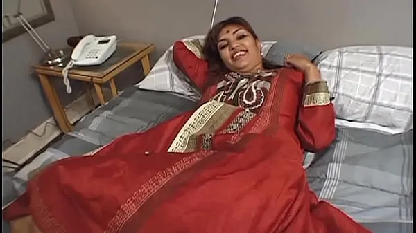 Εμφάνιση Indian girl is doing her first porn casting and gets her face completely covered with sperm ζεστών κλιπ