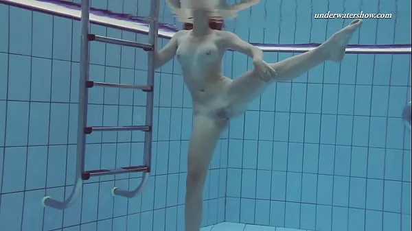 Pokaż Sima Lastova underwater hot brunette babe ciepłych klipów