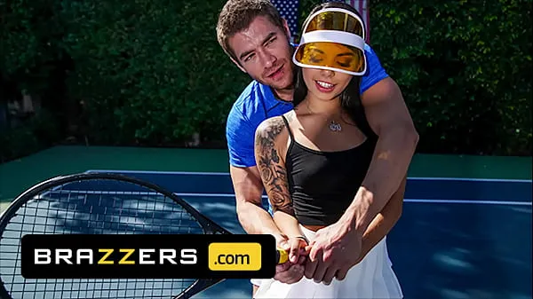 Vis Xander Corvus) Massages (Gina Valentinas) Foot To Ease Her Pain They End Up Fucking - Brazzers varme klipp
