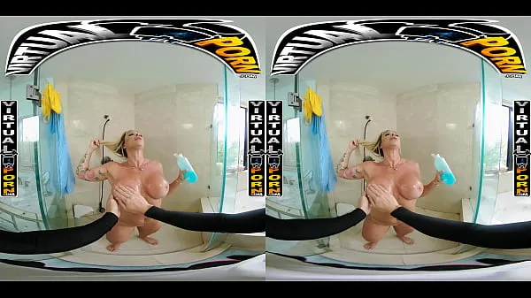 Pokaż Busty Blonde MILF Robbin Banx Seduces Step Son In Shower ciepłych klipów