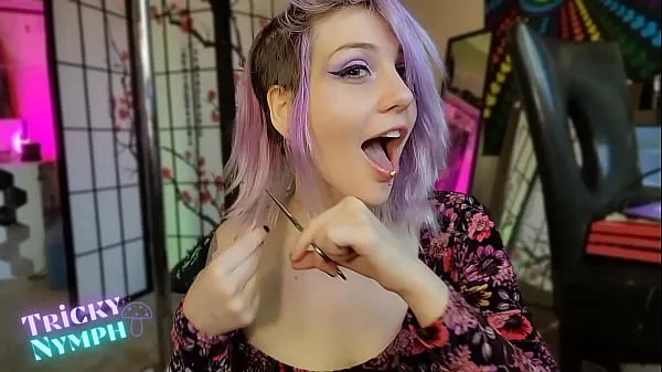 Pokaži Tricky Nymph Shaves Her Head (Preview tople posnetke