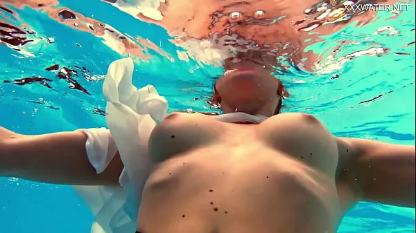 Vis Russian pornstar Anastasia Ocean strips in the pool varme Clips