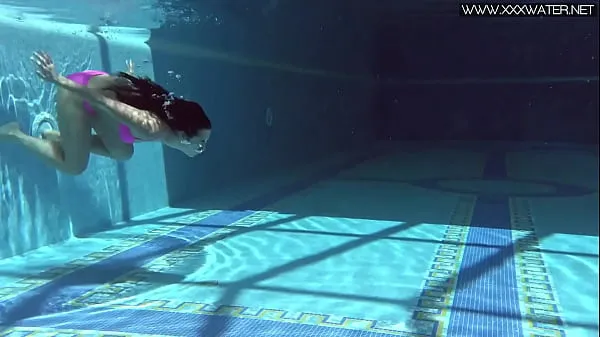 Visa Jessica Lincoln enjoys being naked in the pool varma klipp