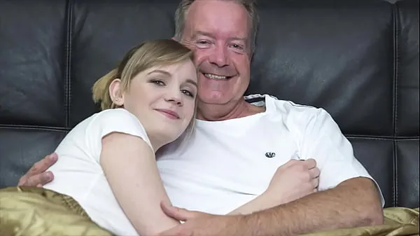 Laat Sexy blonde bends over to get fucked by grandpa big cock warme clips zien