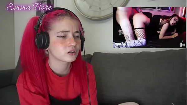 Pokaži Petite teen reacting to Amateur Porn - Emma Fiore tople posnetke