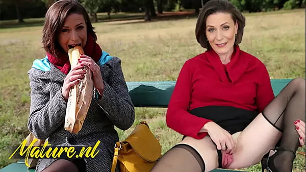 Tampilkan French MILF Eats Her Lunch Outside Before Leaving With a Stranger & Getting Ass Fucked Klip hangat