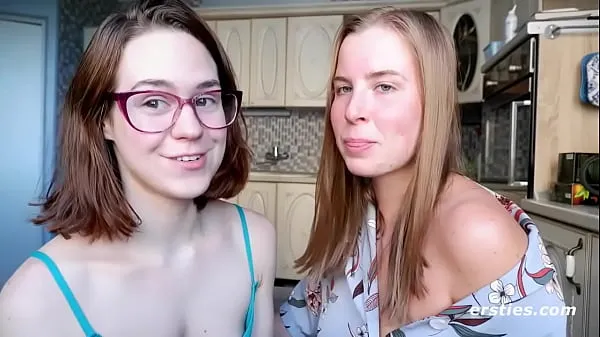 Meleg klipek megjelenítése Lesbian Friends Enjoy Their First Time Together