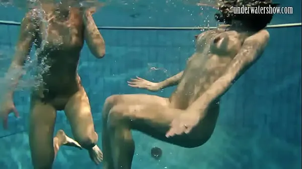 Meleg klipek megjelenítése Hottest chicks swim nude underwater