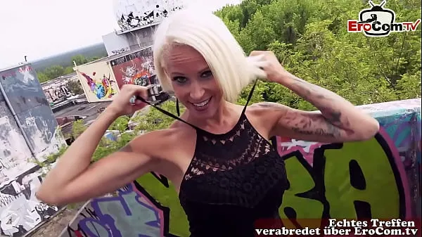 Laat Skinny german blonde Milf pick up online for outdoor sex warme clips zien