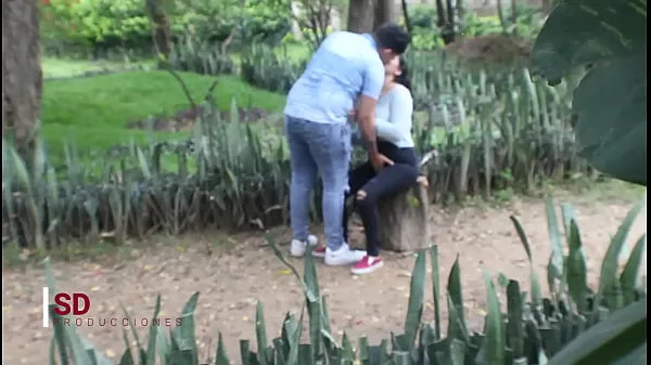 Laat SPYING ON A COUPLE IN THE PUBLIC PARK warme clips zien