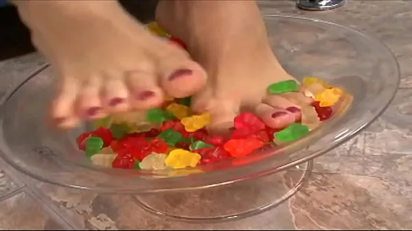 Tunjukkan gummy bears and feet fetish Klip hangat