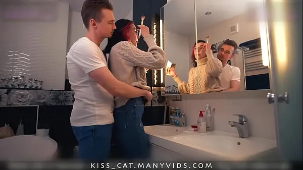 Laat Kisscat Fucks at the Mirror Before Going to a Restaurant warme clips zien