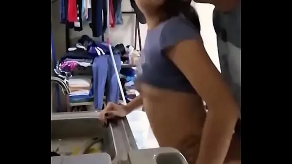 Zobrazit Cute amateur Mexican girl is fucked while doing the dishes teplé klipy