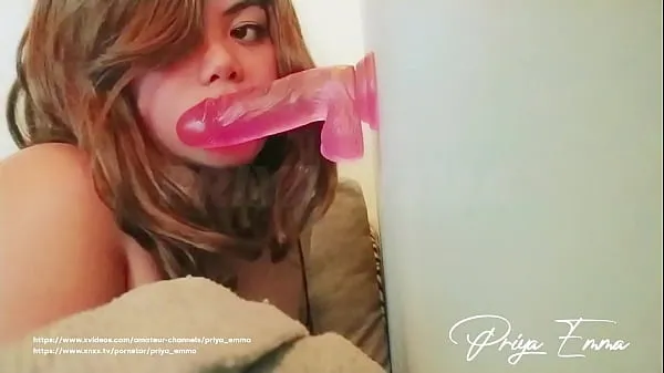 Tunjukkan Best Ever Indian Arab Girl Priya Emma Sucking on a Dildo Closeup Klip hangat