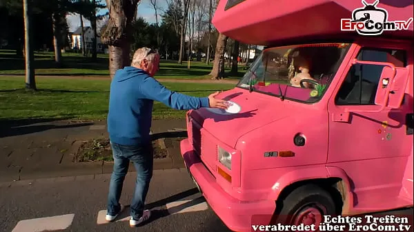 Zobrazit Grandpa picks up German teen on the street and fucks her in the car teplé klipy