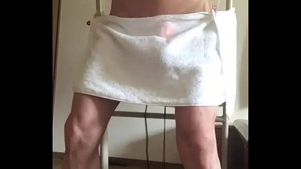 Zobrazit The penis hidden with a towel comes off when it moves and is exposed. I endure it, but a powerful vibrator explodes and eventually the towel falls. Ejaculate in 1 minute of premature ejaculation teplé klipy