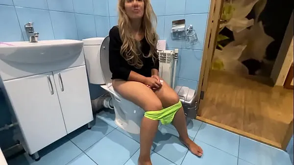 Zobraziť The stepmom did not wear panties so that it would be more convenient for the stepson to fuck her in the ass teplé klipy