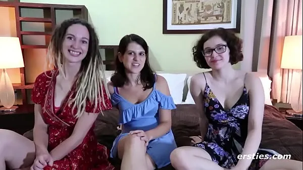 Visa Ersties: Three Cute Babes Take Their Clothes Off varma klipp