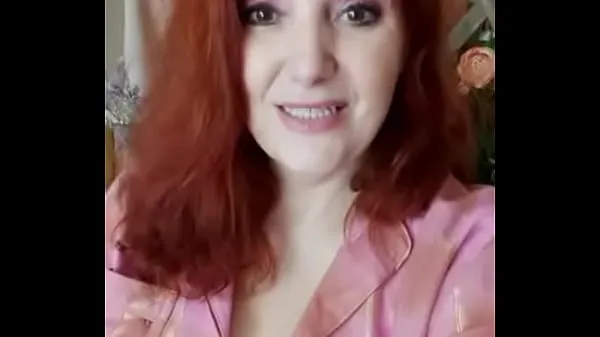 Εμφάνιση Redhead in shirt shows her breasts ζεστών κλιπ
