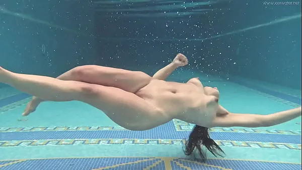 Sıcak Klipler Hungarian naked Sazan Cheharda swimming teasing gösterin
