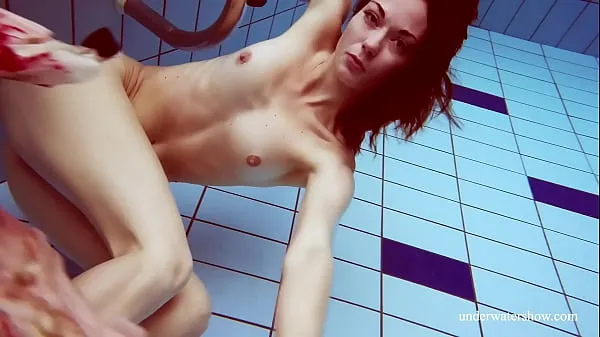 Sıcak Klipler Sexy swimming Italian chick Martina gösterin