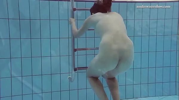 Laat Sima Lastova hot busty swimming naked babe warme clips zien