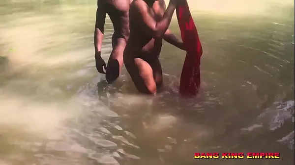 Mostra Pastore africano sorpreso a fare sesso in un ruscello locale con un membro della chiesa incinta dopo il battesimo in acqua - Il re deve ascoltarlo perché è un tabù clip calde