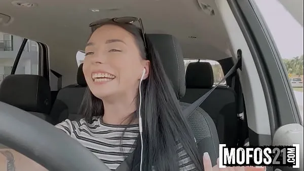 Tampilkan TEEN Uber driver is HOT AS FUCK (Gianna Ivy) - MOFOS21 Klip hangat