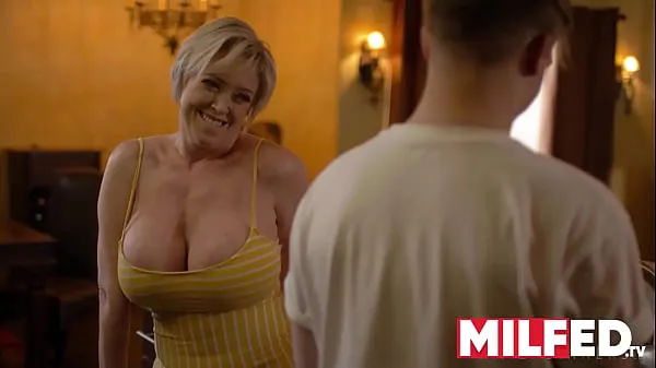 Pokaži Mother-in-law Seduces him with her HUGE Tits (Dee Williams) — MILFED tople posnetke