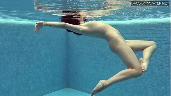 Tunjukkan Lady Dee cute shy Czech teen swimming Klip hangat