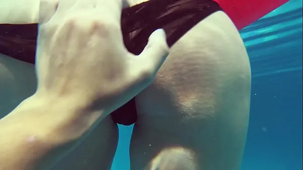 Vis Kittina Ivory undresses in the swimming pool varme klipp