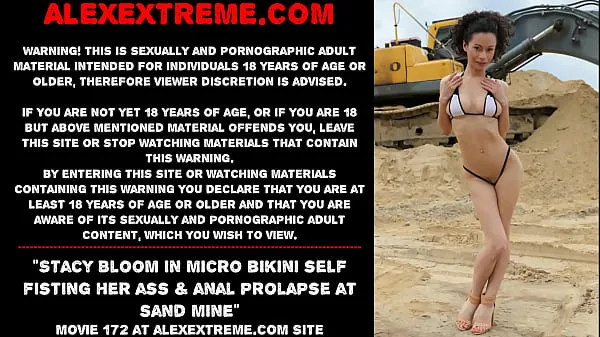 Vis Stacy Bloom in micro bikini self fisting her ass & anal prolapse at sand mine varme klipp