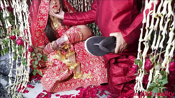 Näytä Indian marriage honeymoon XXX in hindi lämpimiä leikkeitä