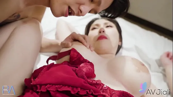 Affichez La jolie chinoise chaude Xu Xiaoxin aux gros seins se fait baiser dans diverses positions clips chauds