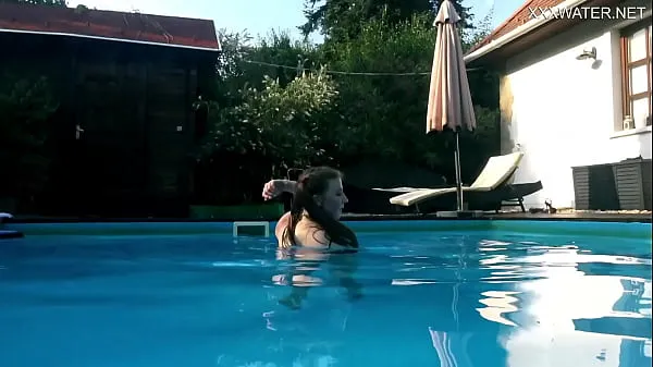 Vis Marfa is too hot and horny in the public swimming pool varme Clips