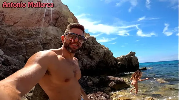Pokaži Fucking A Teen Girl In A Public Nude Beach tople posnetke